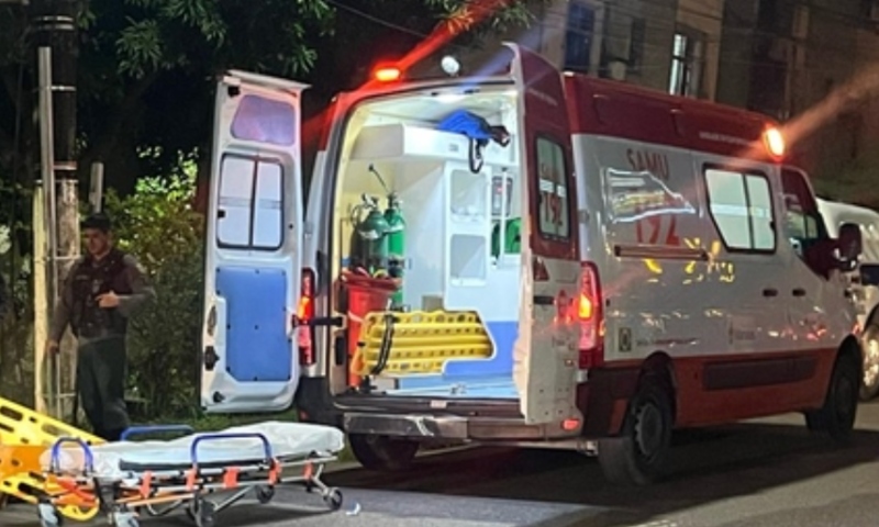 Motorista atropela motoqueiro e foge sem prestar socorro, em Manaus
