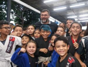 Governo do Amazonas entrega tatames e kimonos para 1.250 crianças e adolescentes