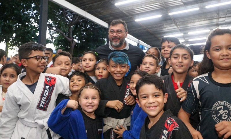 Governo do Amazonas entrega tatames e kimonos para 1.250 crianças e adolescentes