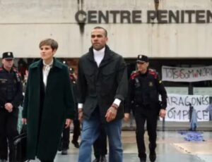 Daniel Alves será indenizado pelo tempo que ficou na prisão, decide juiz espanhol