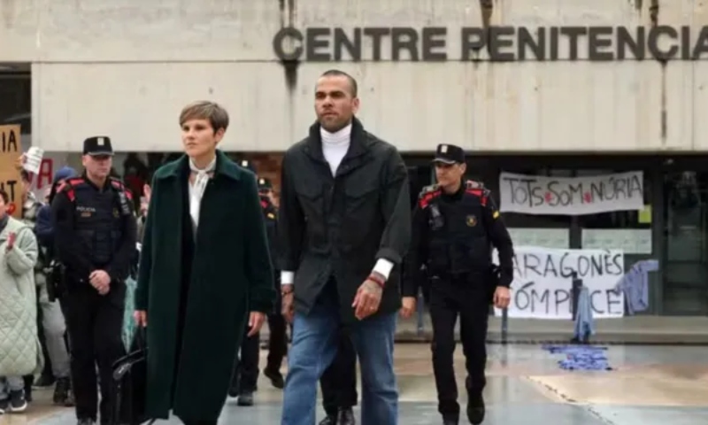 Daniel Alves será indenizado pelo tempo que ficou na prisão, decide juiz espanhol; vídeo