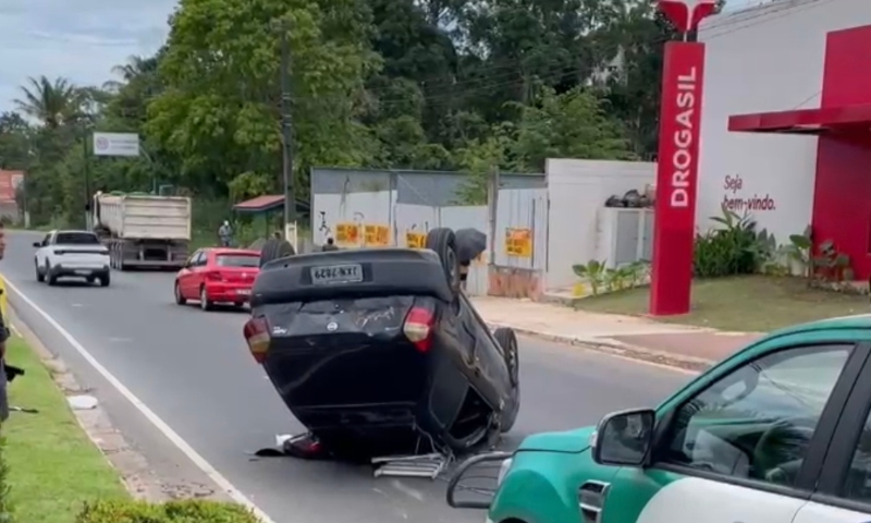 Carro capota na Avenida do Turismo; veja vídeo