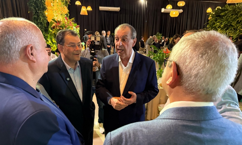 Após garantir vantagens à Zona Franca, Senador Omar luta por aumento salarial na indústria do Amazonas