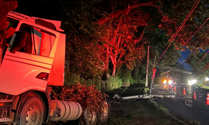 Grave acidente deixa motorista preso às ferragens na zona Leste de Manaus; veja vídeo