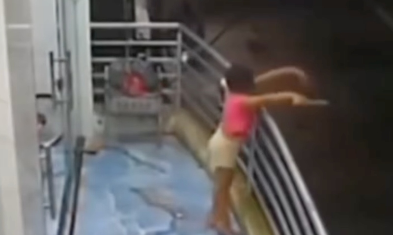 Menina de 7 anos sofre descarga elétrica enquanto brincava na varanda de casa; veja vídeos