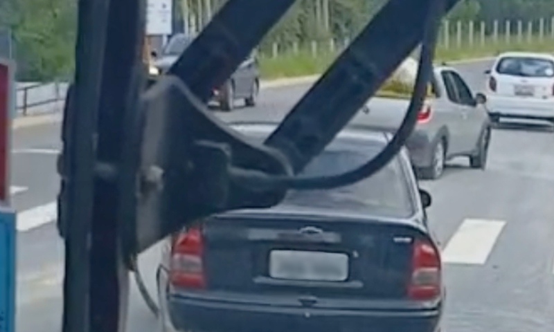 Motociclista e passageira são arremessados em grave acidente na AM-010; veja vídeo