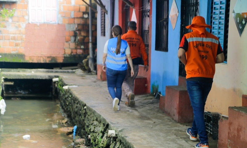 Prefeito David Almeida reforça a continuidade das ações em áreas afetadas pela chuva de domingo (30)