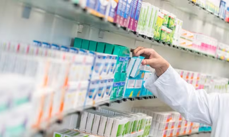 Justiça suspende norma que autoriza farmacêuticos a prescreverem remédios