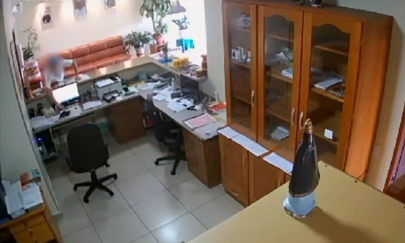 Bandido pede comida em igreja e aproveita para roubar celular; veja vídeo