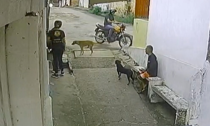 Revoltante: bandido assalta mulher que levava filha para a escola, em Manaus; veja vídeo
