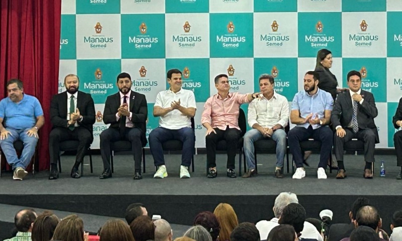 Prefeito David Almeida oficializa posse de novo secretário e subsecretário da Semed