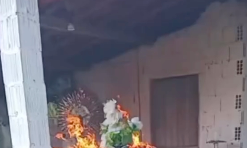 Bandidos invadem velório e tocam fogo em caixão com corpo de rival; veja vídeo