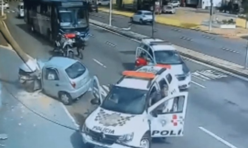 Mulher foge de blitz, tenta atropelar policial e bate o carro em poste; veja vídeo