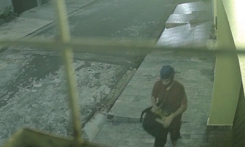 Ladrão audacioso invade casa e rouba celulares na calada da noite, em Manaus; veja vídeos