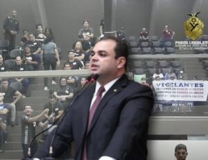 Roberto Cidade age como ditador após ser confrontado na ALEAM e manda seguranças retirarem protestante aprovada no concurso da PM; veja vídeo