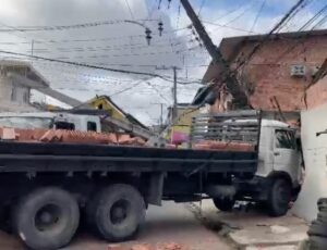 Caminhão desgovernado causa acidente e destrói muro de residência no bairro Parque das Nações; veja vídeo