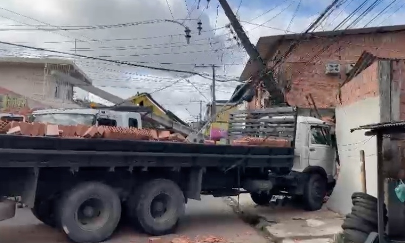 Caminhão desgovernado causa acidente e destrói muro de residência no bairro Parque das Nações; veja vídeo