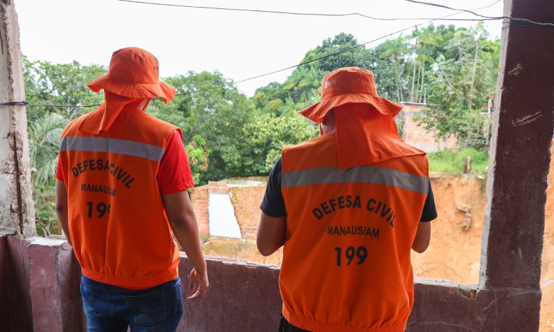 Prefeitura de Manaus presta assistência a famílias afetadas por desbarrancamento no Mauazinho