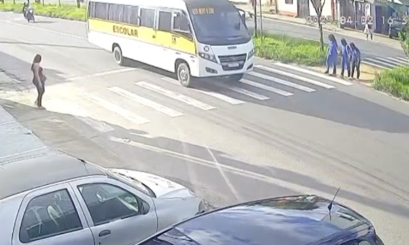 Vídeo mostra momento em que adolescente é atropelada ao sair de escola em Manaus; veja