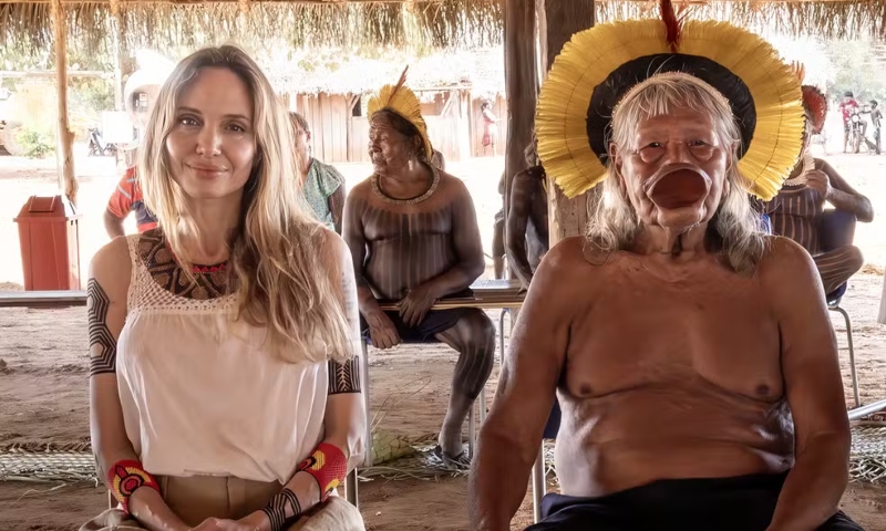 Angelina Jolie visita aldeia indígena no Xingu e é recebida pelo cacique Raoni