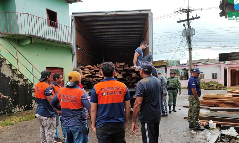 Ipaam e PMAM doam madeiras apreendidas em crimes ambientais em Manacapuru para Exército e RPMon
