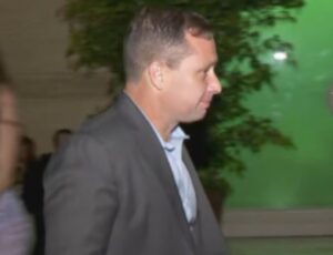 Após ser liberado pelo STF, Mauro Cid participa de evento com a filha em São Paulo