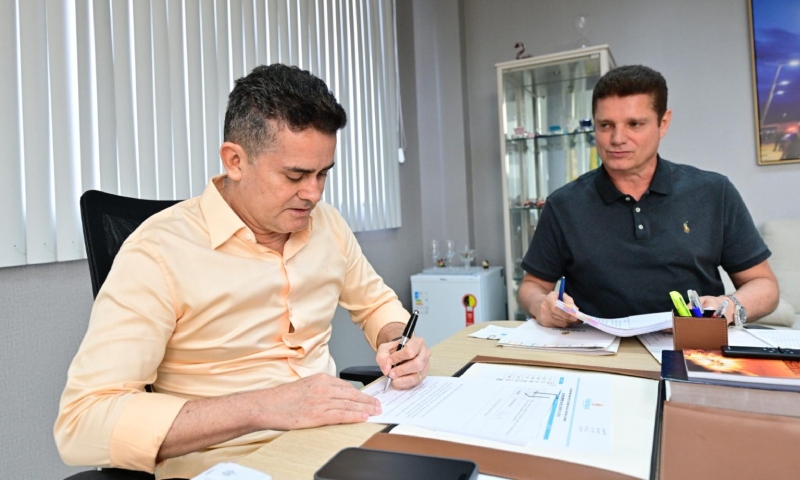 Prefeito de Manaus anuncia reajuste salarial de servidores e unificação de dados