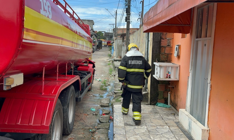 Incêndio atinge kitnet na comunidade Mundo Novo; veja vídeo