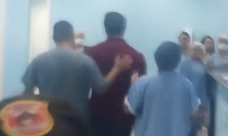 Paciente acusa médico de agressão em SPA de Manaus: “Eu sou PCD, vou te processar!”; veja os vídeos