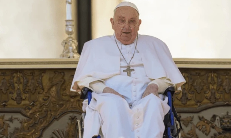 Papa aparece pela primeira vez em público após regresso ao Vaticano