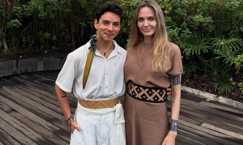 No Brasil, Angelina Jolie é presenteada com peça produzida por indígenas do Amazonas