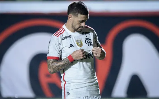 Flamengo vence o Vitória no primeiro triunfo no Brasileirão