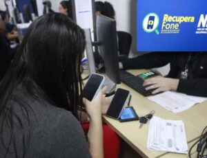 "Vai pegar teu celular, mano!": donos de mais de 400 aparelhos recuperados em Manaus ainda não apareceram para receber seus celulares