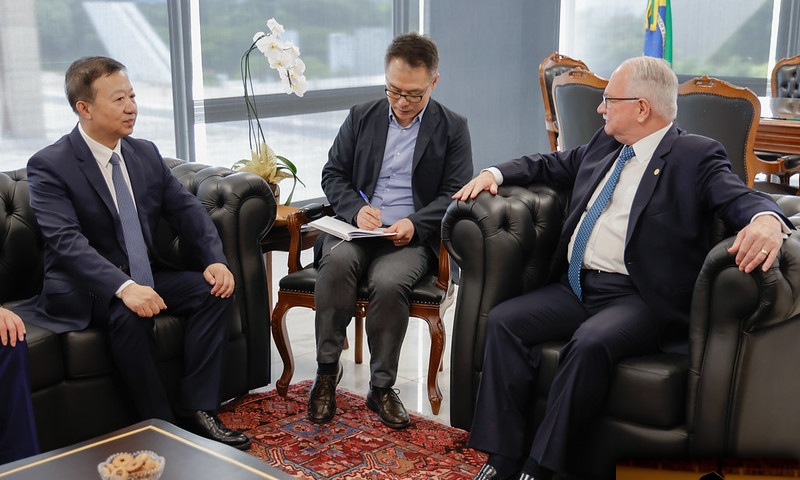 Ministro Edson Fachin recebe juízes do ‘STF’ da China e destaca cooperação com uso da Inteligência Artificial no Judiciário