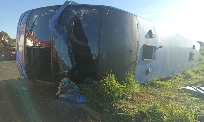 Urgente: ônibus com 50 passageiros tomba em Minas Gerais e deixa pelo menos 10 mortos; veja vídeo