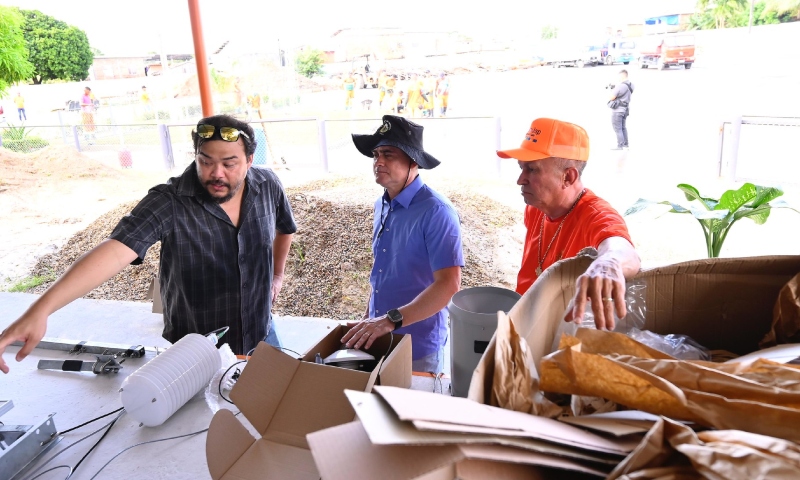 Prefeito David Almeida vistoria avanço na instalação da primeira estação meteorológica de Manaus