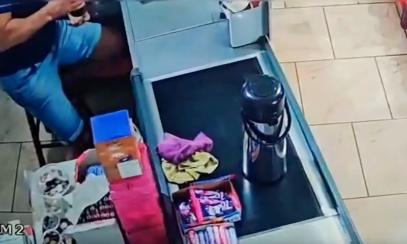 Corajoso: dono de mercadinho reage a assalto e toma espingarda das mãos de bandido; veja vídeo