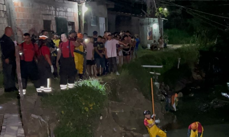 Urgente: corpo é encontrado boiando em igarapé na zona Leste de Manaus; veja vídeo