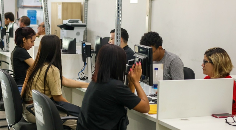 Vendedor, recepcionista e garçom: 183 vagas de emprego estão disponíveis nesta quinta-feira (10)