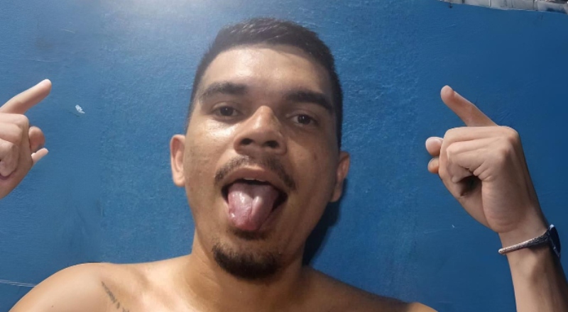 Homem morde e arranca dedo da namorada durante crise de ciúmes em Manaus; veja vídeo