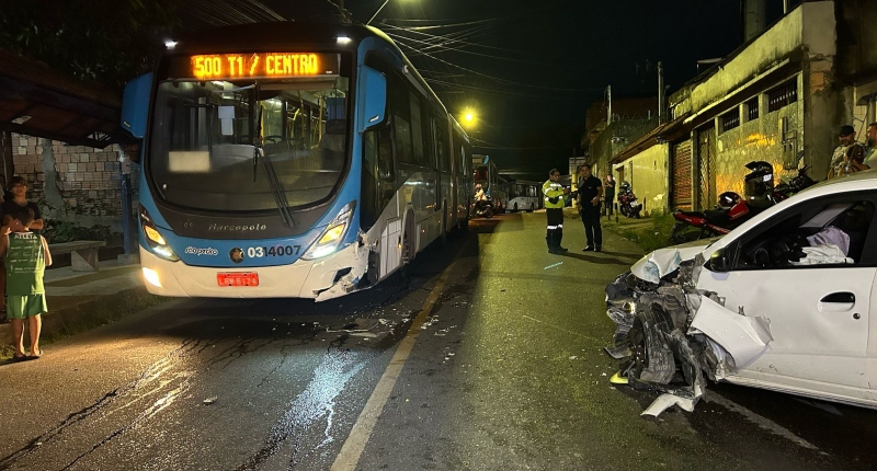 Motorista perde controle de carro e bate de frente com ônibus em Manaus; veja vídeo