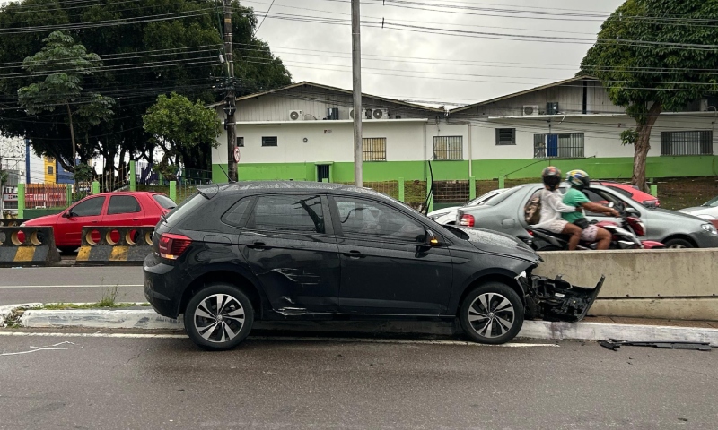 Carro perde o controle e bate em viaduto no Boulevard Álvaro Maia; veja vídeo