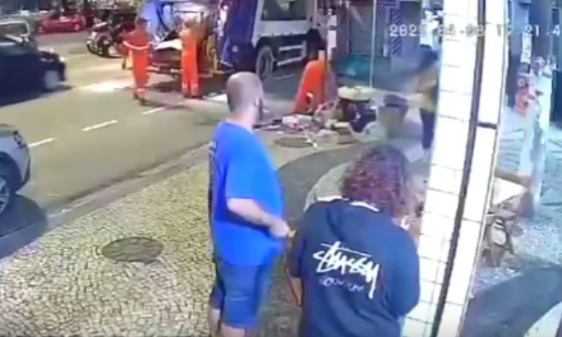Vídeo mostra momento em que homem leva facada na cabeça no meio da rua; veja