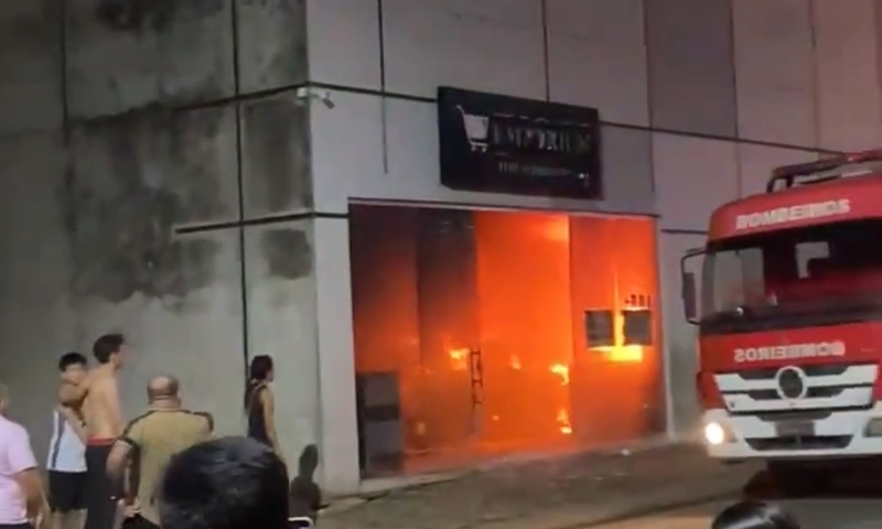Incêndio atinge supermercado em Tefé; veja vídeo