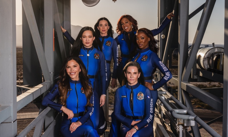 Katy Perry fará viajem ao espaço com tripulação 100% feminina nesta segunda-feira (14)