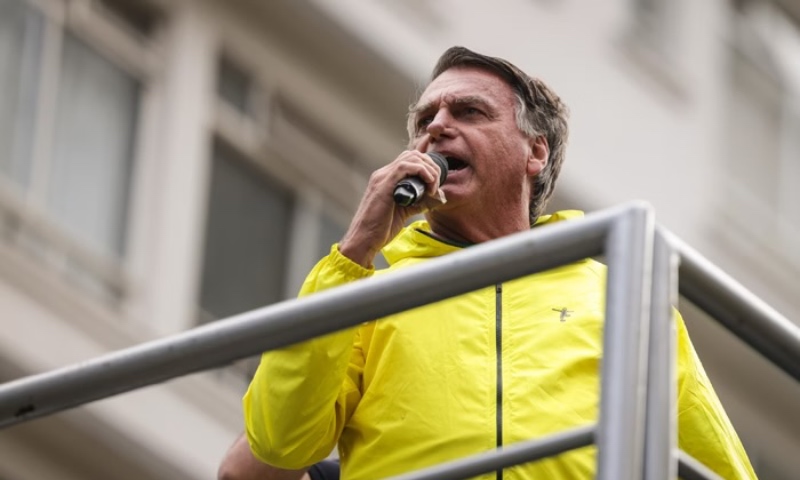 Bolsonaro passa por cirurgia para desobstruir intestino e reconstruir parede abdominal