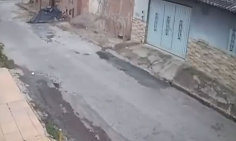 Pedreiro escorrega de andaime e cai de altura de 10m; veja vídeo