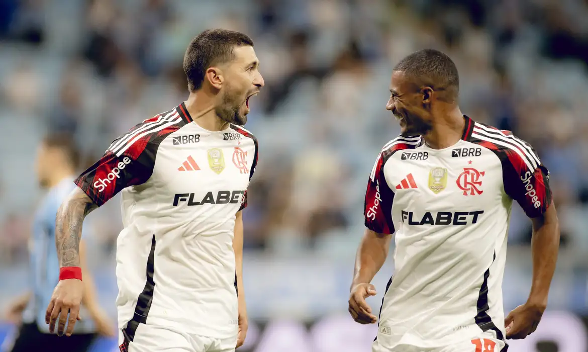 Flamengo vence com brilho de Arrascaeta para assumir ponta do Brasileiro