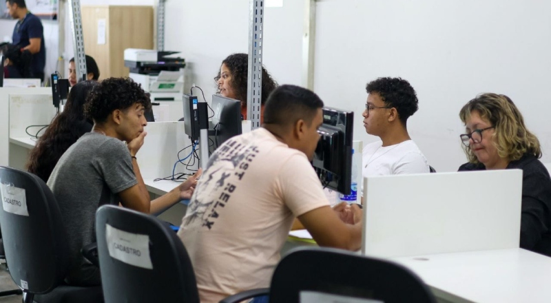 Cozinheiro, vendedor e motorista: 216 vagas de emprego estão disponíveis nesta segunda (14), em Manaus