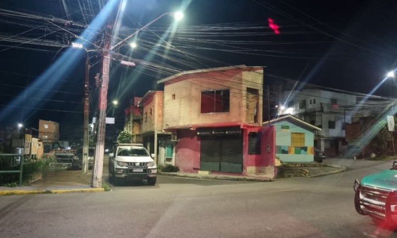 Homem tem cabeça metralhada em rua deserta no bairro Parque 10; veja